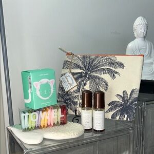 Palm Tree Bag with Self Tanning Glove Invisi Tanning Water Headband & Towels NWT